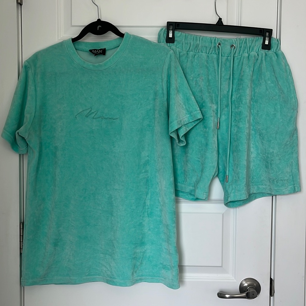 Boohoo Man velvet shorts/tshirt 2 piece